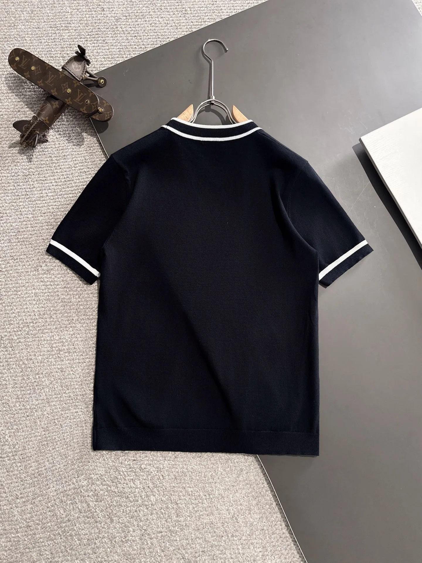 🅿️320 shipped next day, high quality Stone Island 2025 spring and summer new men's round neck short-sleeved T-shirt. Made of combed cotton yarn knitted cotton fabric, pure cotton high-weight special yarn, it feels heavy when weighed, and the upper body is more textured than ordinary T-shirts. This texture can cope with the weather easily and is suitable for both hot and cold! The pattern on the chest adopts three-dimensional embroidery technology, and is perfectly produced stitch by stitch with reference to the original version! Loose fit design, looks noble. Size: M to XXXL